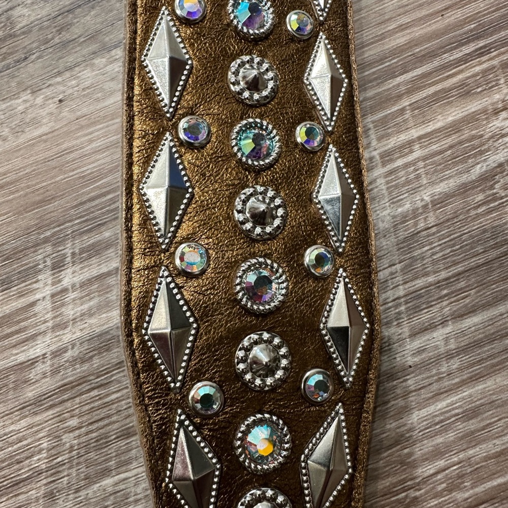 Beautiful and blingy belt. Copper gold color with silver and rhinestone detail.